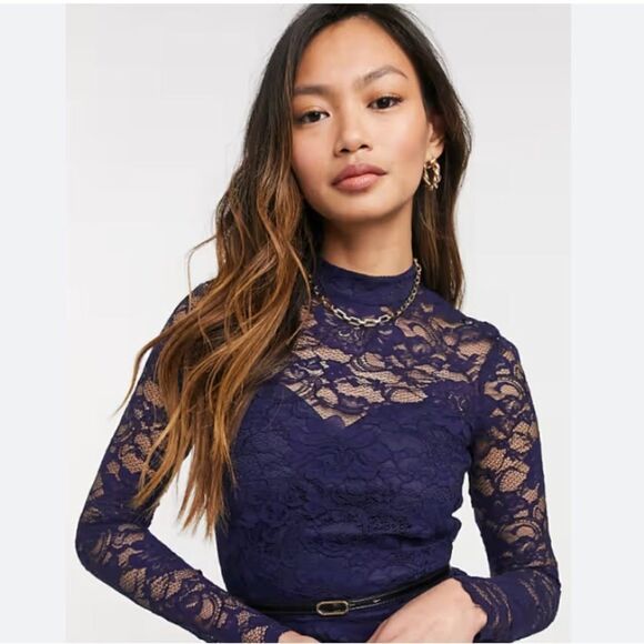 Lily white lace shirt in navy with neck hugging color and 2 gold buttons - Picture 1 of 5
